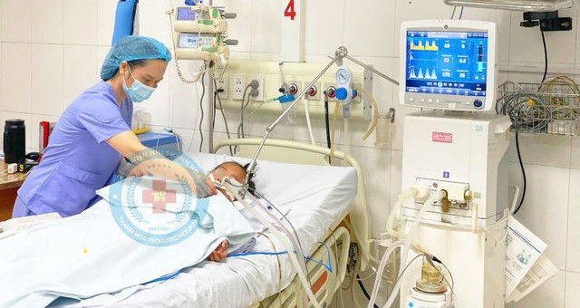 Trẻ đuối nước hôn mê sâu đang được điều trị tích cực - Ảnh BVCC duoi-nuoc-6456.jpg