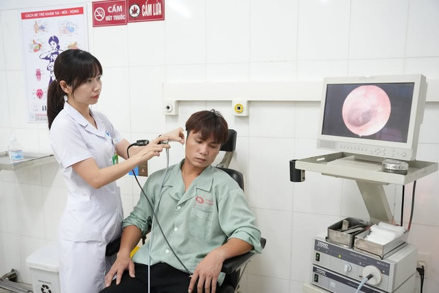 BS CKI Hoàng Huyền Trang, Phó Trưởng Khoa Tai Mũi Họng, Bệnh viện Bãi Cháy thăm khám cho bệnh nhân sau phẫu thuật - Ảnh BVCC liet-mat-chan-thuong.jpg