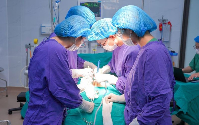 Ca phẫu thuật lấy sỏi bàng quang cho bệnh nhân - Ảnh BVCC soi-bang-quang.jpg