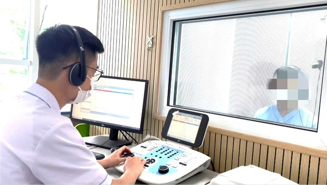 Đo thính lực cho bệnh nhân - Ảnh BVCC diec-dot-ngot-2.jpg