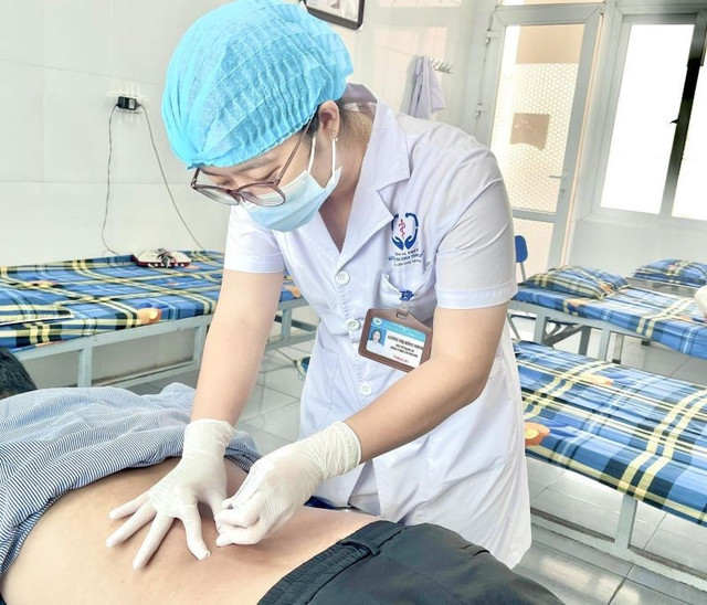 Bác sĩ khoa Y học cổ truyền thực hiện thủy châm cho bệnh nhân - Ảnh BVCC thuy-cham1.jpg