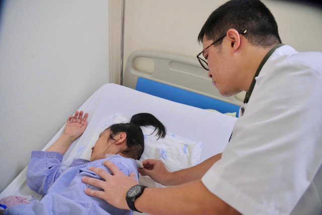 Thăm khám cho bệnh nhân u tủy tại Bệnh viện K - Ảnh BVCC u-tuy-1.jpg