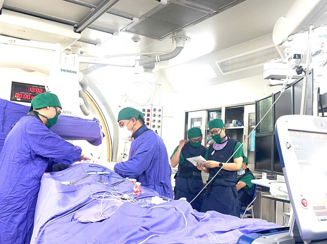 Kíp can thiệp thực hiện đặt máy tạo nhịp vĩnh viễn cho bệnh nhân N. - Ảnh BVCC may-tao-nhip.jpg