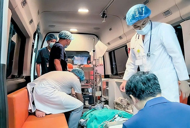 Sau khi đặt ECMO, bệnh nhi được vận chuyển về Bệnh viện Nhi Trung ương ngay trong đêm - Ảnh BSCC cuu-song-be-gai-11-tuoi-viem-co-tim-5.jpg