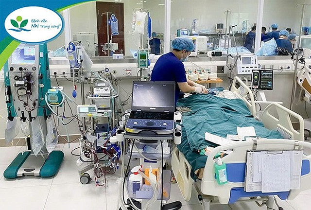 Trẻ được điều trị và theo dõi sát sao tại Bệnh viện Nhi Trung ương – Ảnh BVCC cuu-song-be-gai-11-tuoi-viem-co-tim-6.jpg