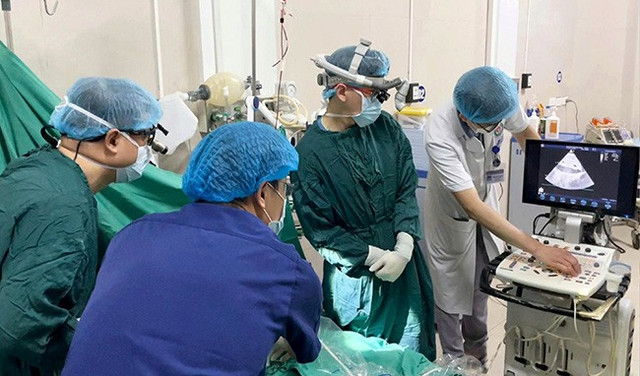 Các bác sĩ Bệnh viện Nhi Trung ương nhanh chóng thực hiện các biện pháp cấp cứu và đặt ECMO cho bệnh nhi tại bệnh viện địa phương - Ảnh BSCC cuu-song-be-gai-11-tuoi-viem-co-tim-1.jpg