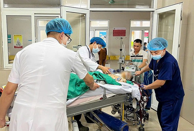 Cấp cứu xuyên đêm: Kích hoạt ECMO lưu động vượt hơn 100km đến Ninh Bình - Ảnh BSCC cuu-song-be-gai-11-tuoi-viem-co-tim-4.jpg