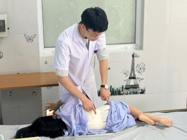 Thăm khám cho trẻ sau mổ - Ảnh BVCC u-sac-to-3.jpg