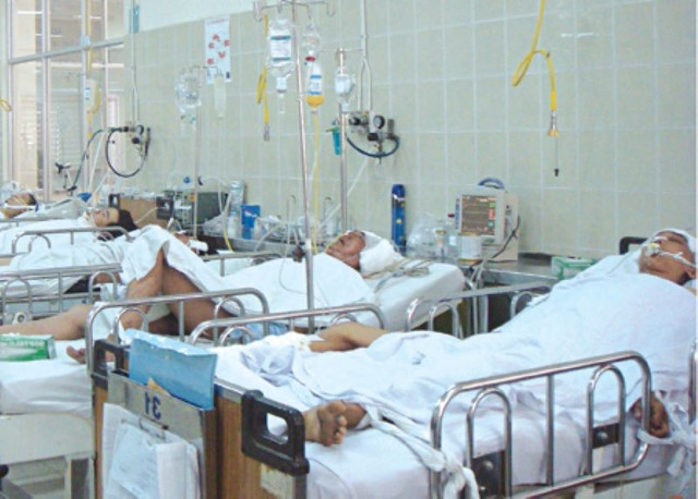 Bệnh nhân ngộ độc rượu tại Bệnh viện Bạch Mai - Ảnh BVCC ngo-doc-methanol.jpg