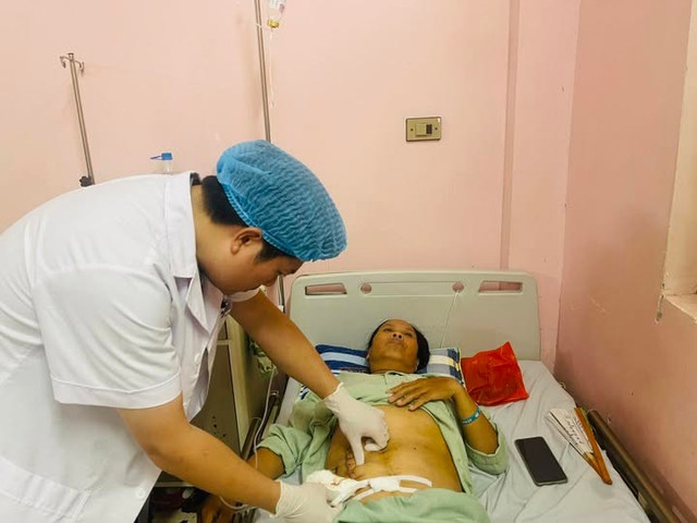 Thăm khám cho bệnh nhân sau phẫu thuật - Ảnh BVCC thung-dai-trang-mang-trang.jpg