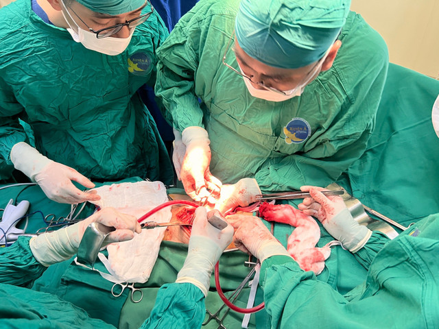 Ca phẫu thuật cho bệnh nhân - Ảnh BVCC qua-than.jpg