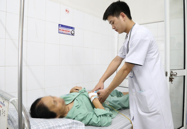 BS Lê Quốc Quân – Khoa Ngoại tiêu hóa – Gan mật đang thăm khám cho người bệnh sau khi được tán sỏi đường mật qua da bằng laser giun-chui-mat-4.jpg