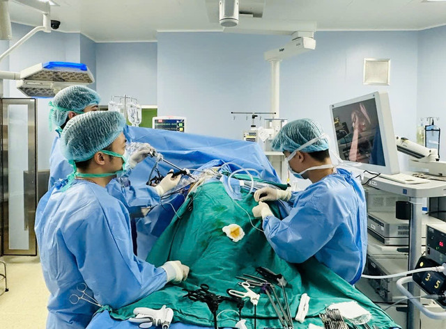 Ca phẫu thuật diễn ra gần 4 tiếng đồng hồ - Ảnh BVCC ghep-than-1.jpg