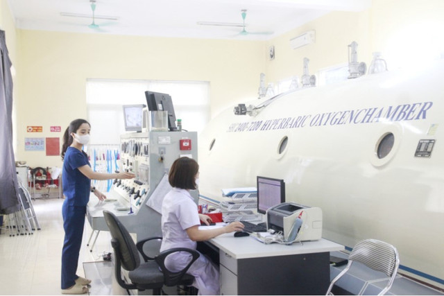 Oxy cao áp tại Bệnh viện Bãi Cháy điều trị hiệu quả các bệnh lý ngộ độc khí, trong đó có ngộ độc hơi sơn... son.jpg
