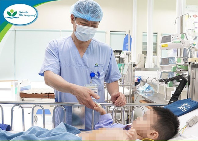 Bác sĩ thăm khám cho bệnh nhi trước khi xuất viện - Ảnh BVCC be-trai-mta-o-nam-dinh-da-xuat-vien.jpg