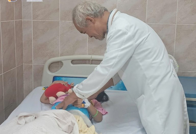 BSCKII Phan Văn Tiếp thăm khám bệnh nhi bị trật khớp háng bẩm sinh - Ảnh BVCC trat.jpg