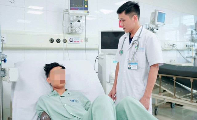 Bệnh nhân Lê Gia H. 16 tuổi đã được bác sĩ của Bệnh viện Bãi Cháy, tỉnh Quảng Ninh cứu sống - Ảnh BVCC thang-may.jpg