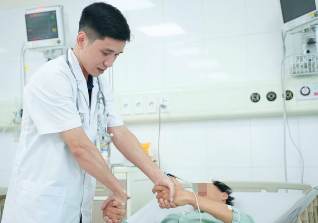 BSCKI Nguyễn Vĩnh Lâm, Trưởng khoa Hồi sức tích cực ung bướu khám lại chi bệnh nhân trước khi ra viện - Ảnh BVCC thang-may-1.jpg