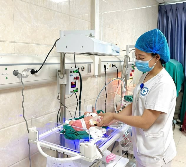 Chăm sóc cho trẻ bị bệnh - Ảnh BVCC cham-tieu-dich-phoi.jpg