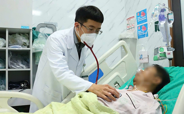 PGS.TS Mai Duy Tôn - Giám đốc Trung tâm Đột quỵ thăm khám cho bệnh nhân. dot-quy-rung-nhi.jpg