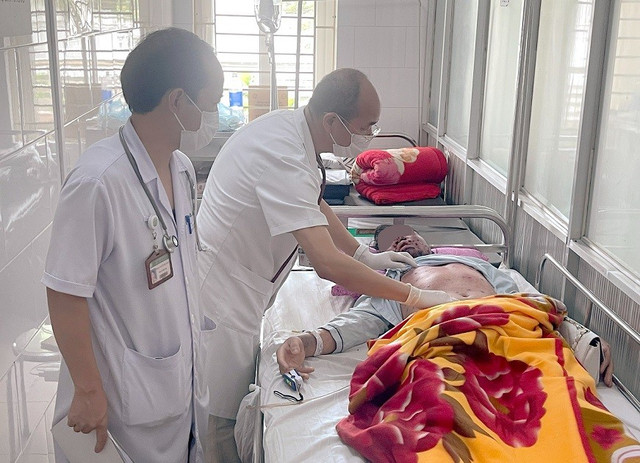 PGS.TS Đỗ Duy Cường thăm khám cho bệnh nhân mắc thủy đậu - Ảnh BVCC thuy-dau.jpg