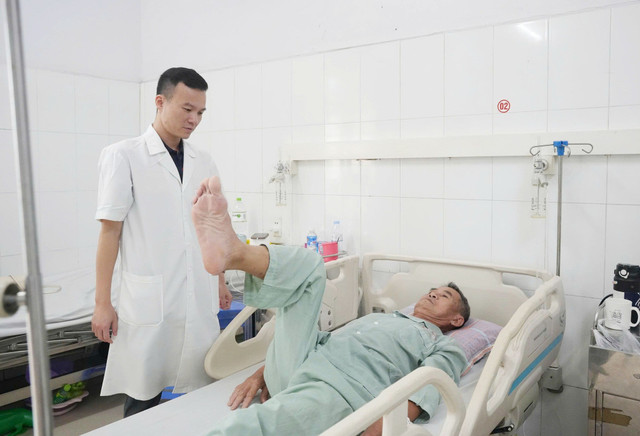 Ths.BS Giáp Hùng Mạnh thăm khám cho người bệnh sau can thiệp nao-3.jpg