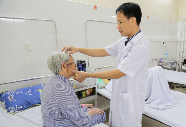Trưởng khoa Ung bướu thăm khám vết thương sau phẫu thuật cho bệnh nhân N. - Ảnh BVCC u-lon-mat-1.jpg