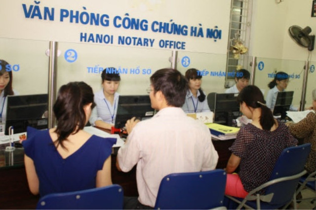 Khi đi công chứng cần chụp ảnh với công chứng viên và ký từng trang các văn bản - Ảnh minh họa anh-1-1.jpg
