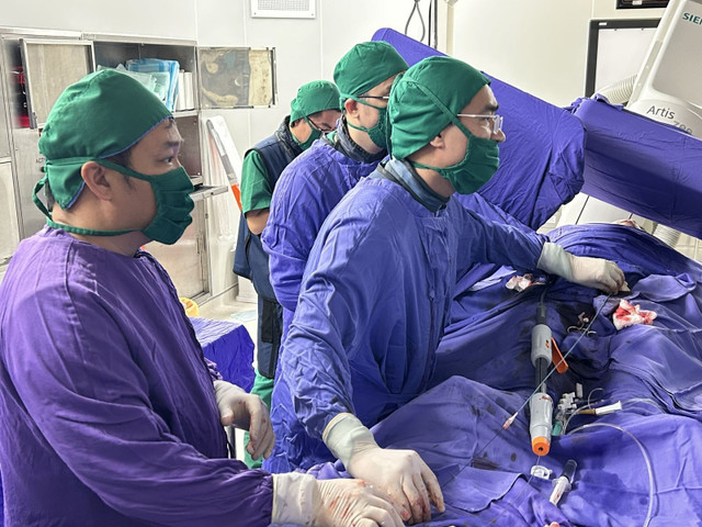 Ê-kíp can thiệp tiến hành đặt Stent Graft dưới sự hỗ trợ của hệ thống DSA 2 bình diện - Ảnh BVCC stent-3.jpg