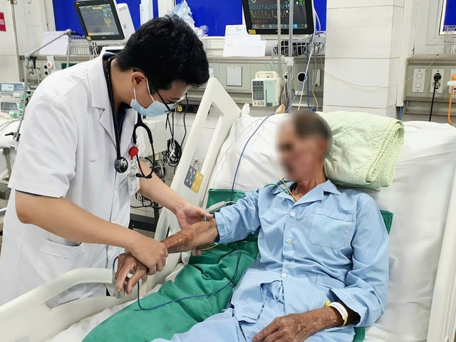 ThS. BS. Hoàng Quốc Thái Bình, Khoa Hồi sức tích cực, Viện Y học Nhiệt đới, Bệnh viện Bạch Mai kiểm tra các vết xuất huyết trên da bệnh nhân - Ảnh BVCC tiet-canh-hy-1.jpg