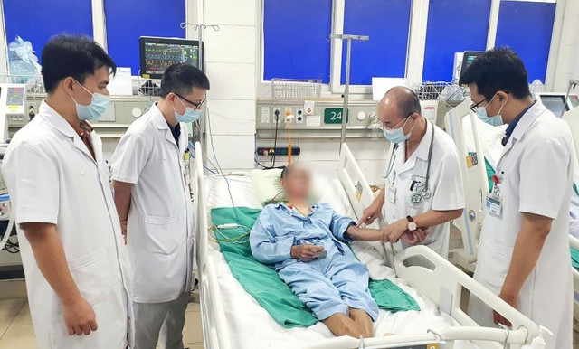 PGS.TS Đỗ Duy Cường, Viện trưởng Viện Y học Nhiệt đới Bạch Mai cùng các bác sĩ hội chẩn ca bệnh 63 tuổi - Ảnh BVCC tiet-canh-hy-2.jpg