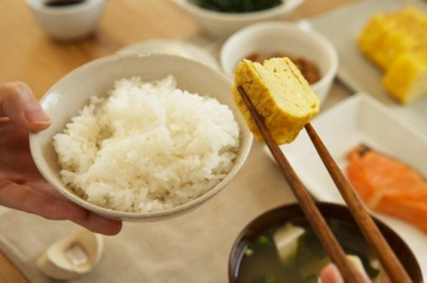 Ăn từ từ giúp nhận biết cảm giác no đúng - Ảnh minh họa com-1.jpg