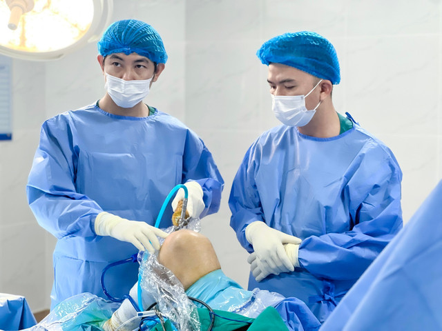 Ca phẫu thuật cho bệnh nhân - Ảnh bVCC thoai-hoa-goi-1.jpg