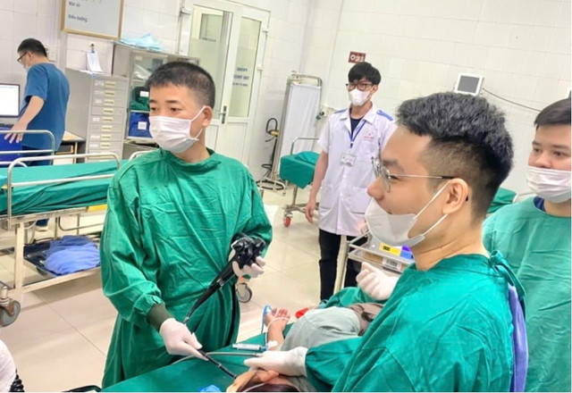 Ê kíp thực hiện kỹ thuật ESD cắt bỏ khối u thực quản cho bệnh nhân- Ảnh BVCC u-3-cm-3.jpg