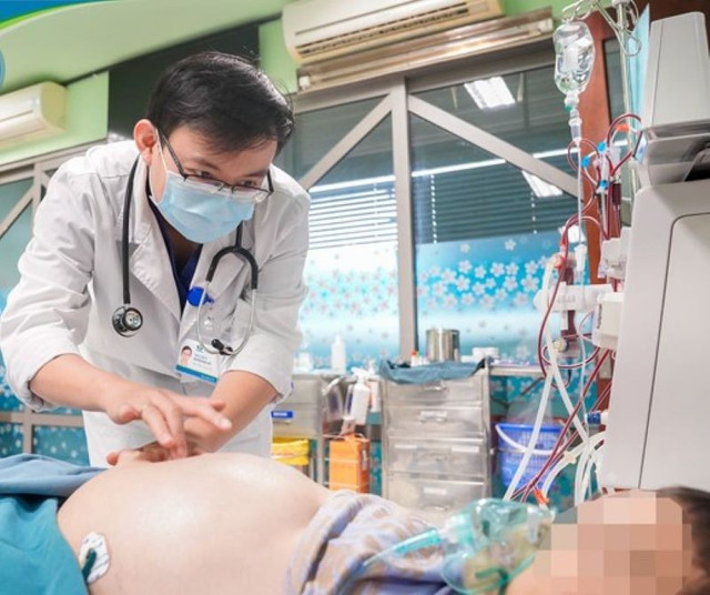 ThS.BS Nguyễn Ngọc Huy thăm khám cho bệnh nhi M.H - Ảnh BVCC dsc8937.jpg
