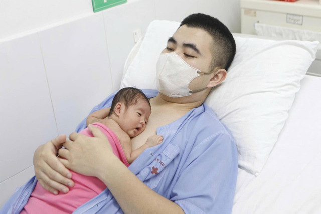 Người bố thực hiện phương pháp Kangaroo cho con -Ảnh BVCC 5-nam-2.jpg