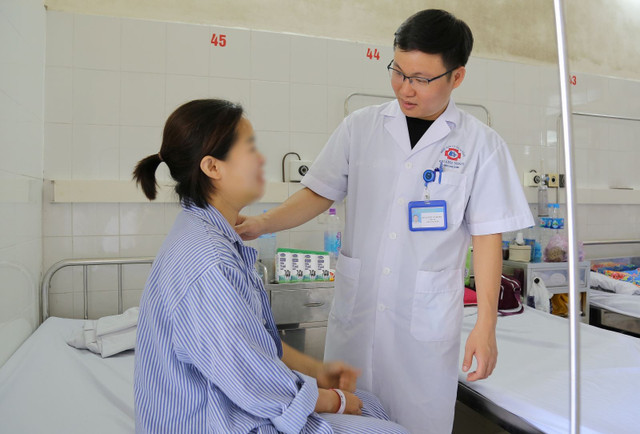 Người bệnh phấn khởi sau phẫu thuật điều trị ung thư tuyến giáp kỹ thuật nội soi qua đường miệng - Ảnh BVCC tuyen-giap1.jpg