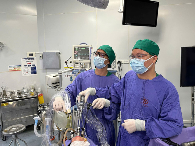 Kíp bác sĩ khoa Ung bướu thực hiện mổ nội soi tuyến giáp đường miệng cho bệnh nhân T. - Ảnh BVCC tuyen-giap.jpg