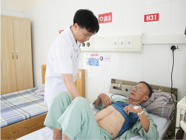 Bệnh viện Bãi Cháy thực hiện cắt dạ dày, đại tràng, vét hạch và đốt tổn thương di căn gan điều trị cho bệnh nhân mắc đồng thời hai ung thư ống tiêu hóa - Ảnh BVCC ung-thu-2.jpg