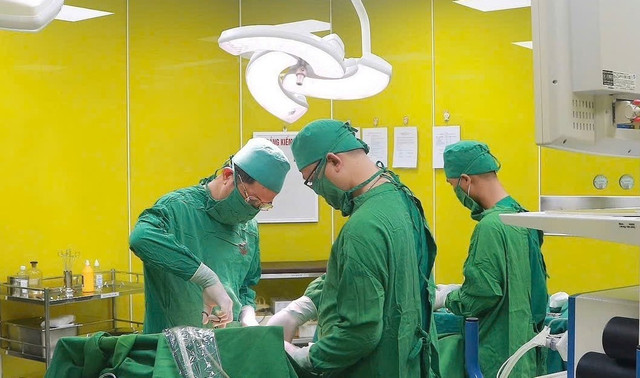 Thực hiện phẫu thuật cấp cứu cho bệnh nhân - Ảnh BVCC viem-ruot-thua-2.jpg