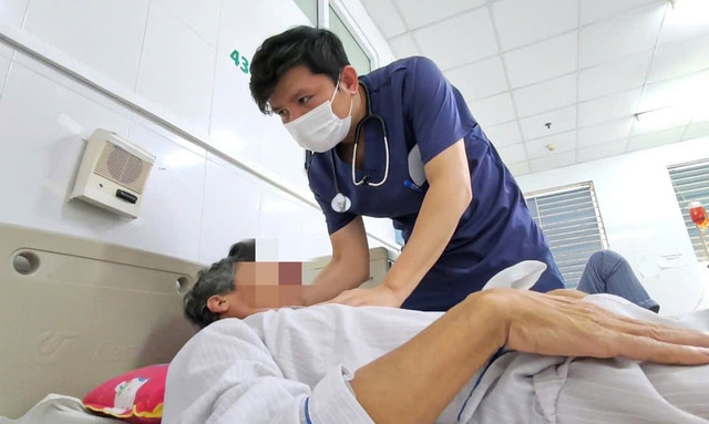 Thăm khám cho bệnh nhân tại bệnh viện Bệnh nhiệt đới TƯ - Ảnh BVCC viem-nao-1.jpg