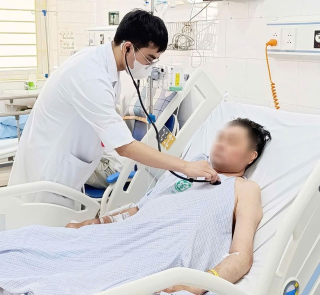 Bác sĩ Trung tâm Chống độc, Bệnh viện Bạch Mai thăm khám cho bệnh nhân ngày 30/7 - Ảnh BVCC dot-dui.jpg
