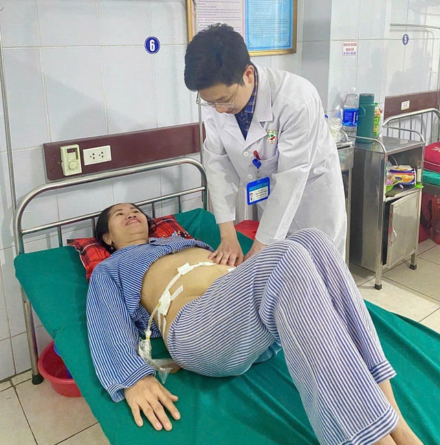 Thăm khám cho người bệnh sau phẫu thuật - Ảnh BVCC tac-ruot-sau-mo-2.jpg