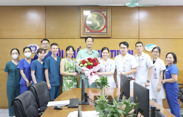 Các bác sĩ, điều dưỡng khoa Hồi sức tích cực – Chống độc tặng hoa chúc mừng người bệnh - Ảnh BVCC ep-tim-8.jpg