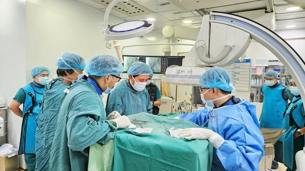 Ca phẫu thuật cấy máy cho bệnh nhân - Ảnh BVCC cay-may-pha-rung.jpg