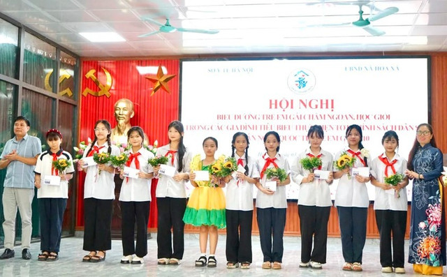 Trao quà, biểu dương bé gái chăm ngoan học giỏi trong các gia đình thực hiện tốt công tác Dân số trên địa bàn xã Hòa Xá. hoa-xa-2.jpg