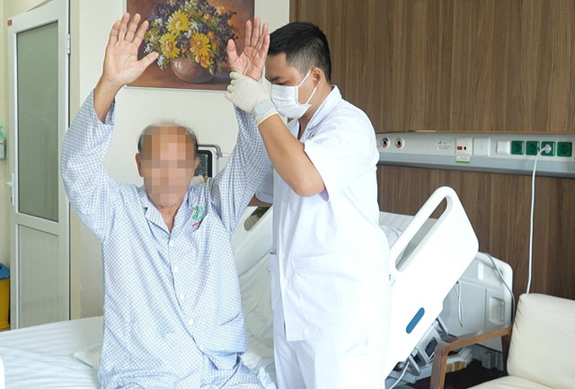 Bệnh nhân W.C.N 74 tuổi, quốc tịch Malaysia và Singapore ngưng tim 95 phút vừa được điều trị thành công, khỏe mạnh xuất viện tại Bệnh viện Quân y 175 - Ảnh BVCC truoc-vien-1.jpg