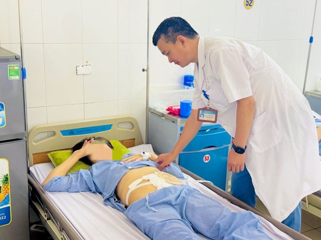 Thăm khám cho bệnh nhân sau phẫu thuật - Ảnh BVCC thut-thao-chanh-3261.jpg