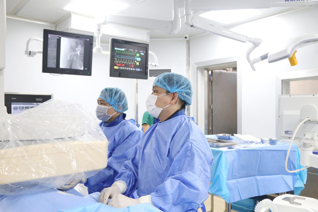 Các bác sĩ đang điều trị ung thư gan bằng kỹ thuật TACE dưới hướng dẫn máy chụp mạch số hóa xóa nền DSA - Ảnh BVCC tace-2.jpg