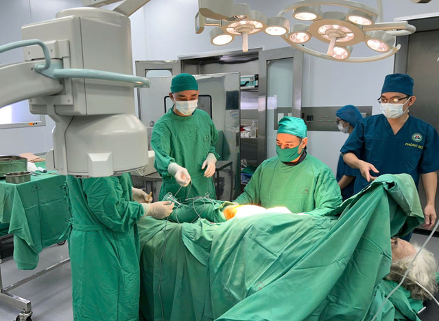 Kíp mổ khoa Chấn thương chỉnh hình, Bệnh viện Đa khoa tỉnh hỗ trợ Bệnh viện Đa khoa Hạ Long thực hiện phẫu thuật kết hợp xương ít xâm lấn - Ảnh BVCC ket-xuong-dui.jpg